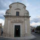 Ed � qui che si trova il tempio, situato al centro della diramazione di due strade, quasi a fungere da spartitraffico